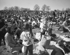 protesters gathering for earth day 1970